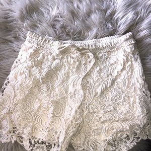 Cream lace woven short shorts.